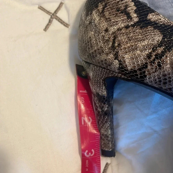 Stuart Weitzman snake print pumps 9M - Picture 13 of 13